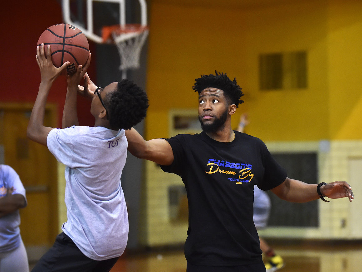 Knicks' Randle gives back to Rock Island with a free camp